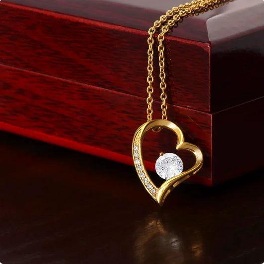 Collar de oro en forma de corazón